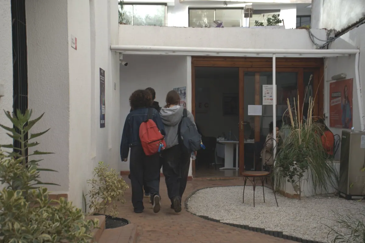 Des élèves entrant dans un centre Cap Mission